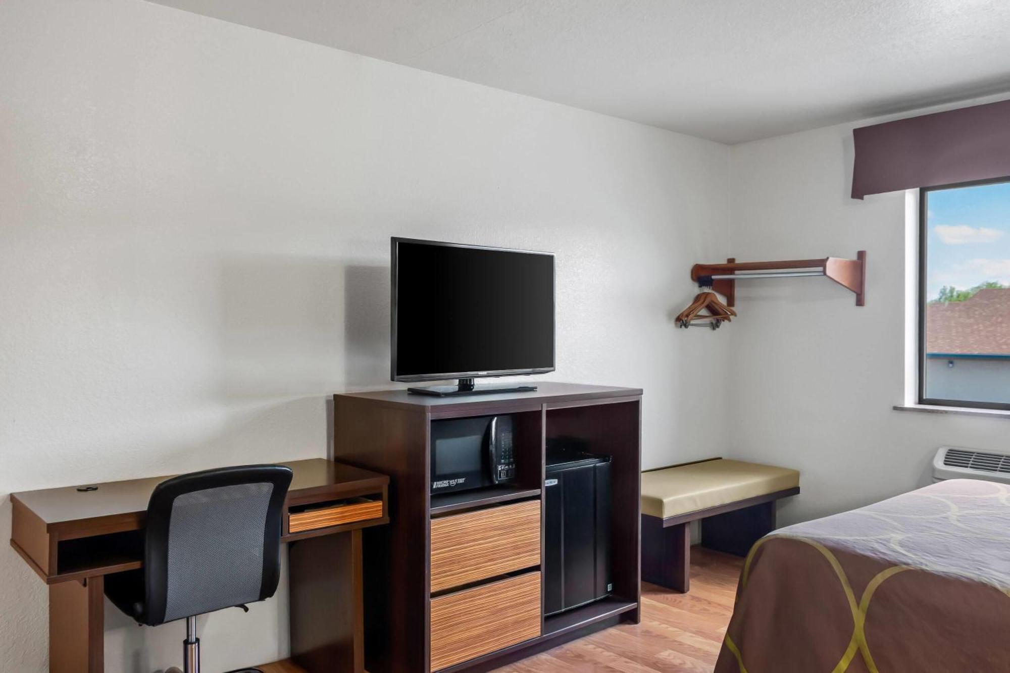Super 8 by Wyndham Santa Rosa Hotel Bagian luar foto