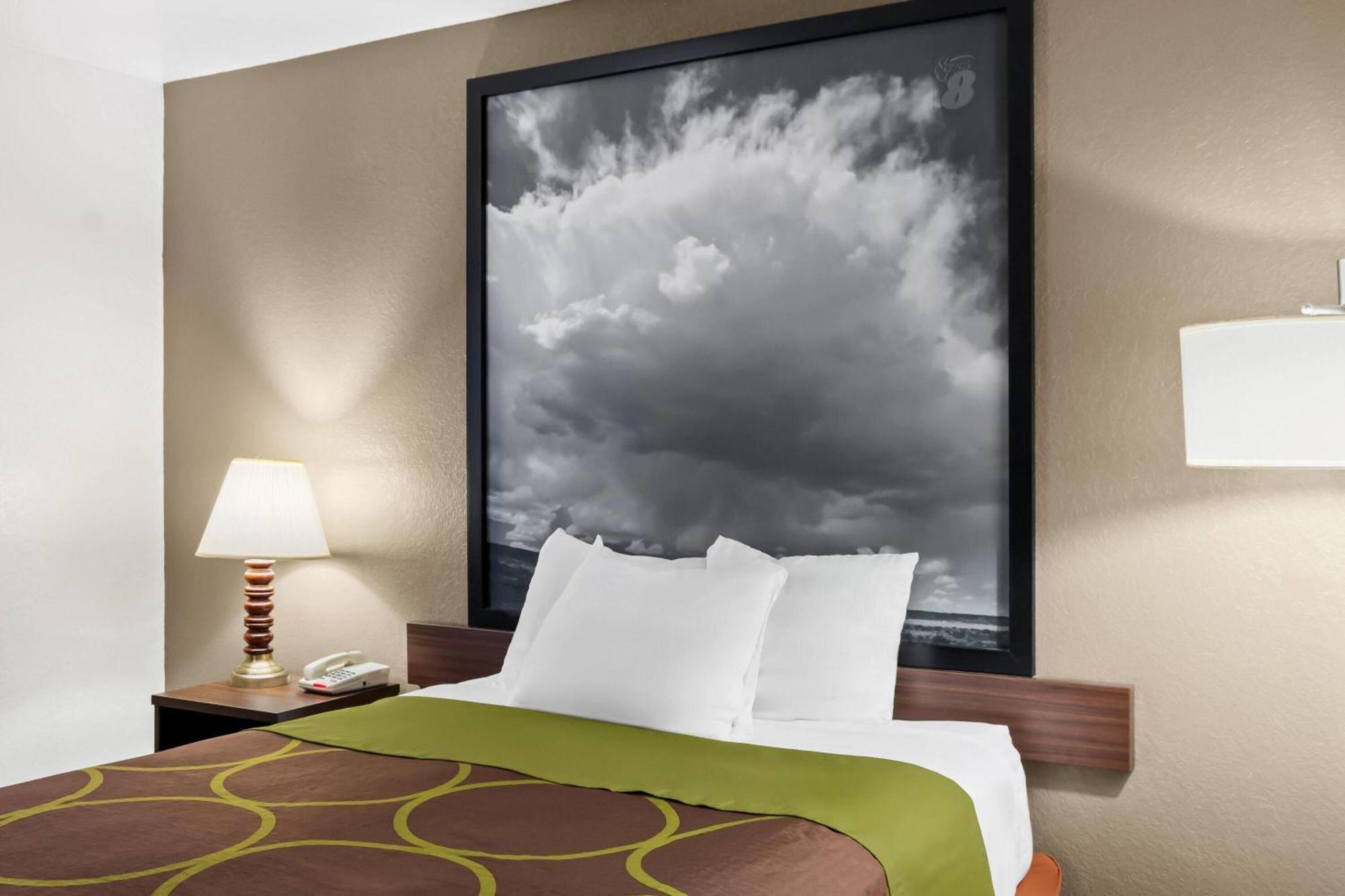 Super 8 by Wyndham Santa Rosa Hotel Bagian luar foto