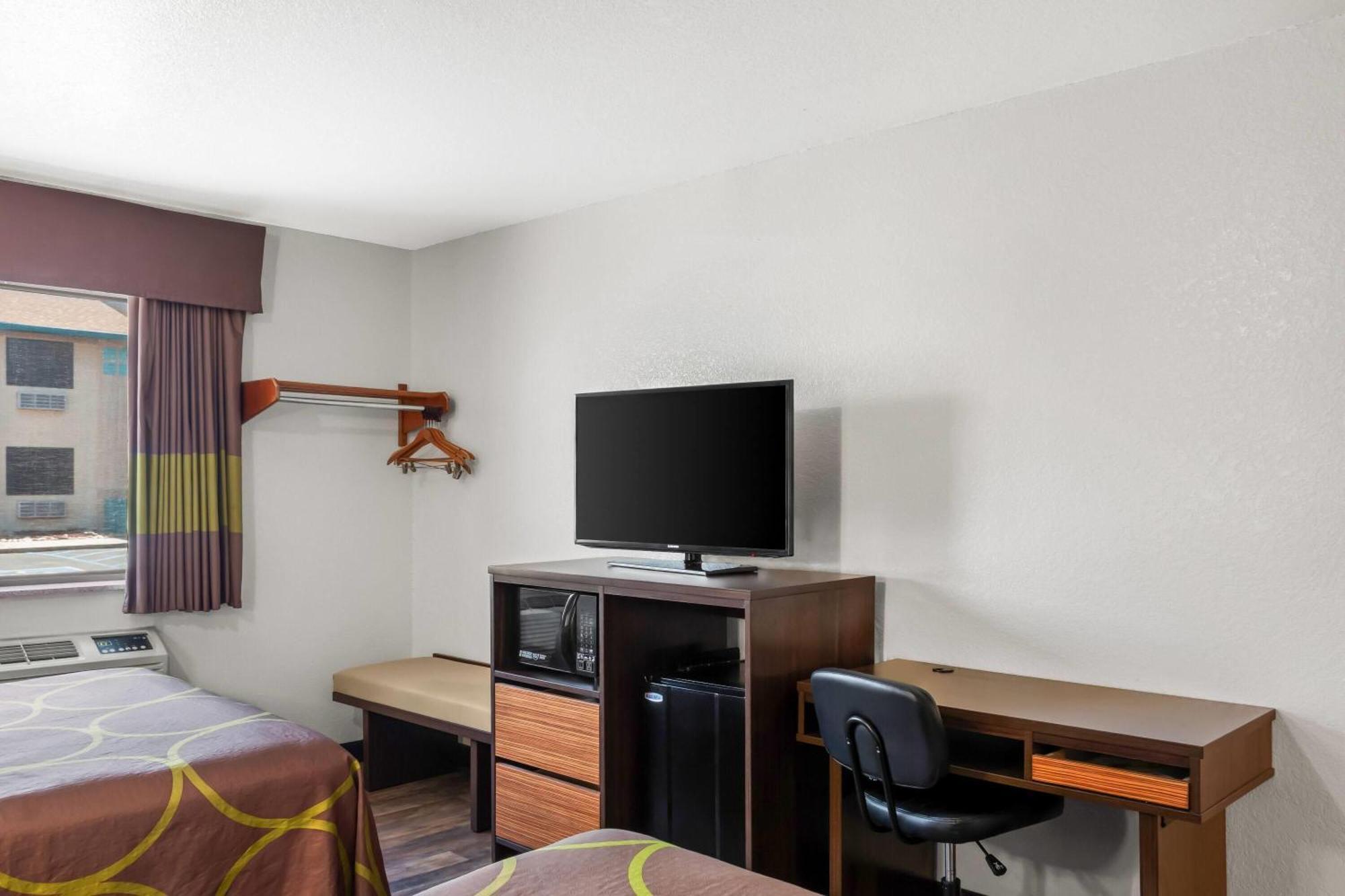 Super 8 by Wyndham Santa Rosa Hotel Bagian luar foto