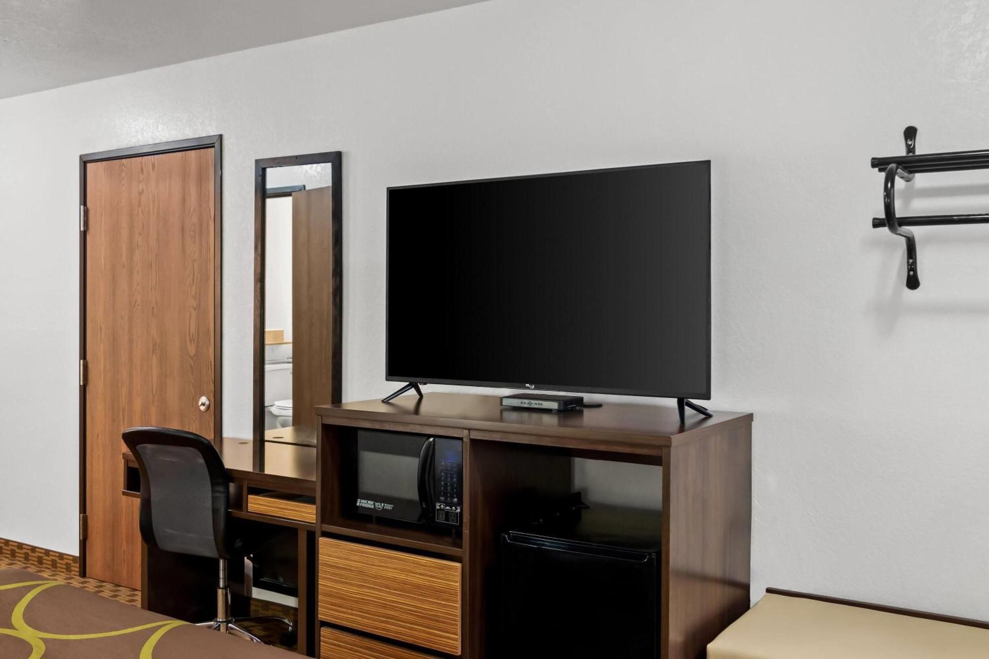 Super 8 by Wyndham Santa Rosa Hotel Bagian luar foto