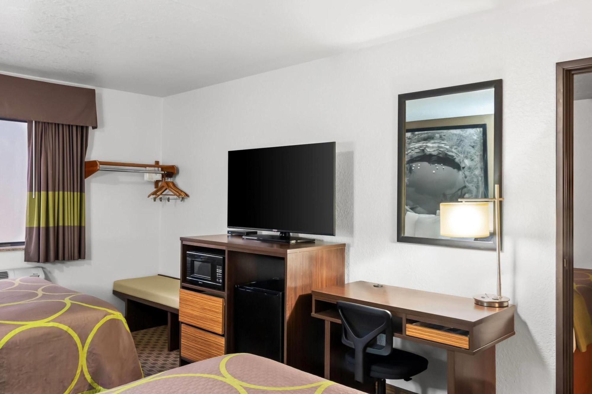 Super 8 by Wyndham Santa Rosa Hotel Bagian luar foto