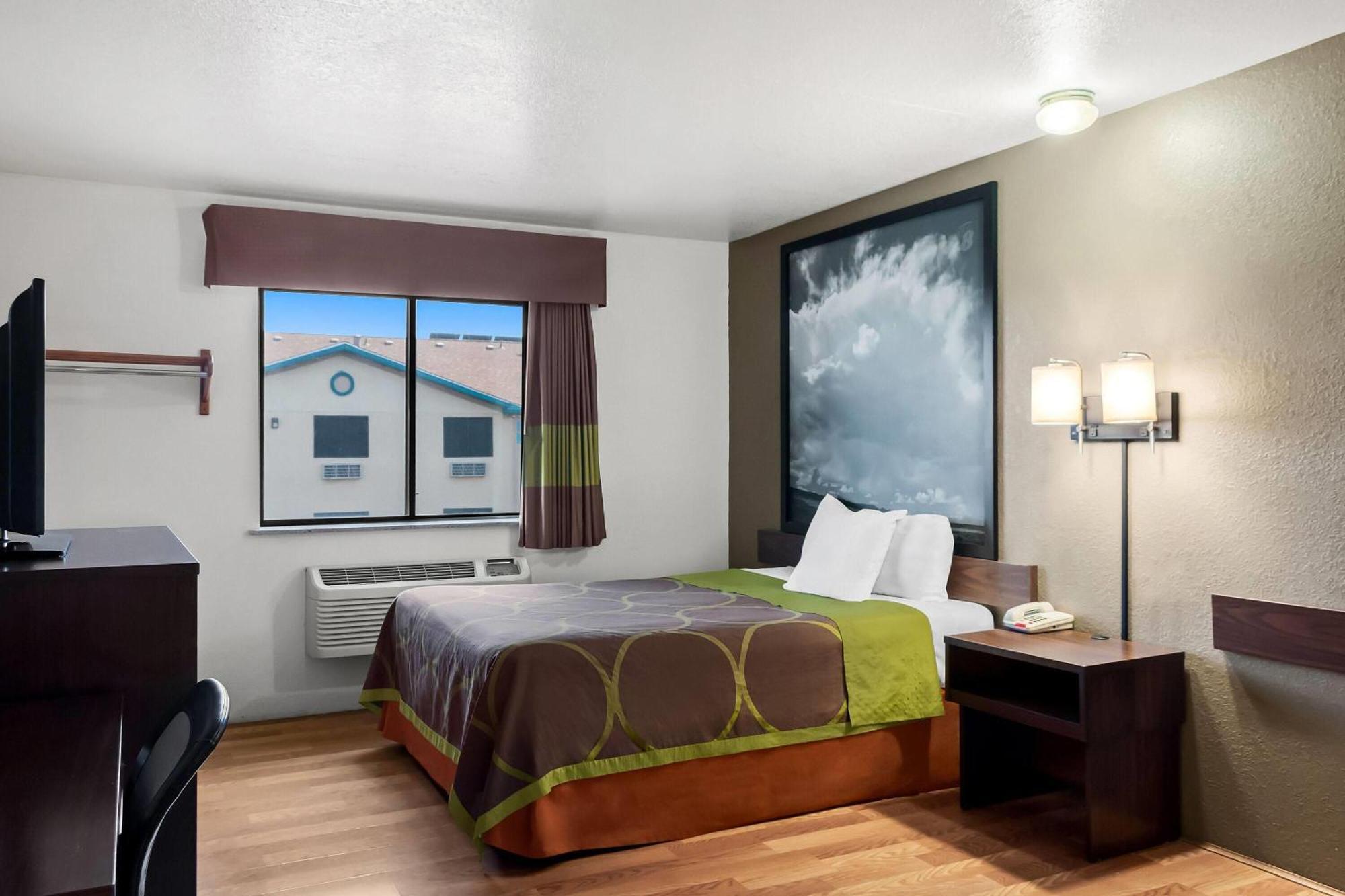 Super 8 by Wyndham Santa Rosa Hotel Bagian luar foto